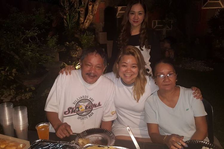 Efren Reyes And Susan Reyes Pictured With Their Daughter, Chelo Reyes (Center) In 2016 During A Christmas Gathering 