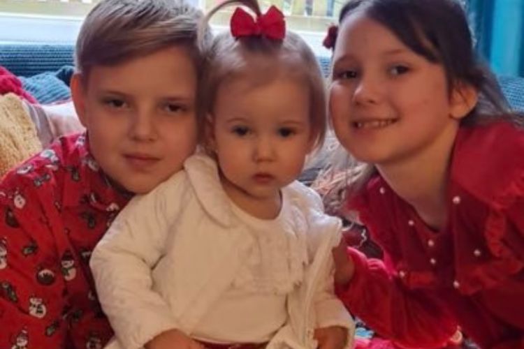 Robert Milkins Has Kept His Twitter Picture The Photo Of His Three Kids