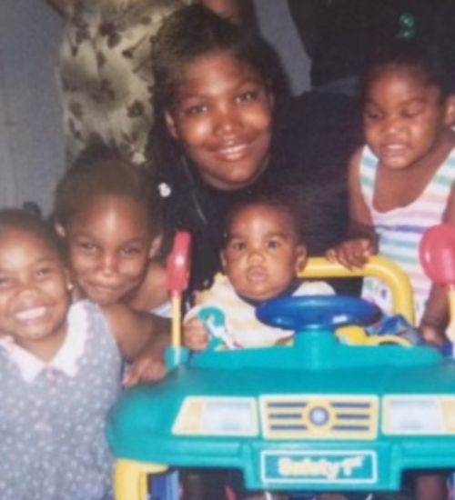 Jaylen Waddle With His Sisters And Mother