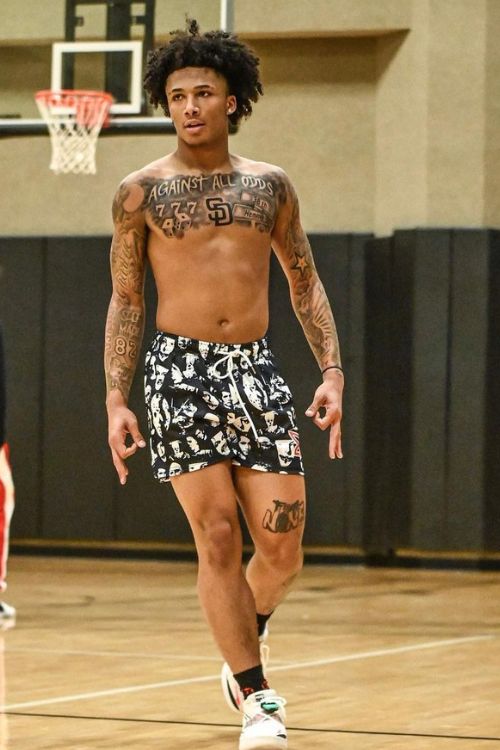 Mikey Williams Showing Off His Tattos In A Practice Match