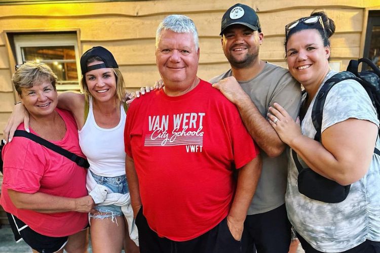 Allie Clifton Pictured With Her Family, Including Her Parents, And Siblings In September 2023 At Lake Le Ann