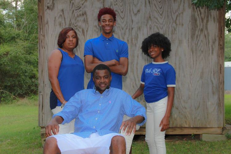 The Morant Family Pose For A Family Photo In 2016
