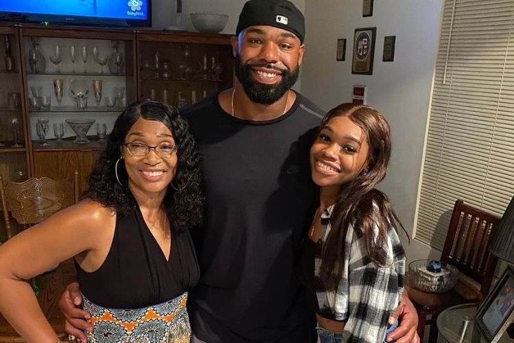 Tyron Smith Pictured With His Mother, And His Sister, In 2020