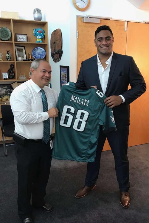 Jordan Mailata In A Meeting With The Mayor Of Gold Coast