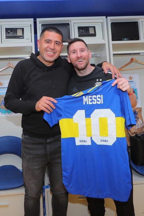 Juan Román Riquelme Sharing A Picture With One Of The Greatest Of All Times, Lionel Messi
