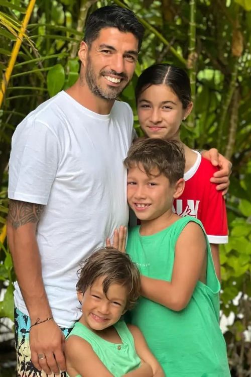 Luis Suarez With His Daughter And Two Sons