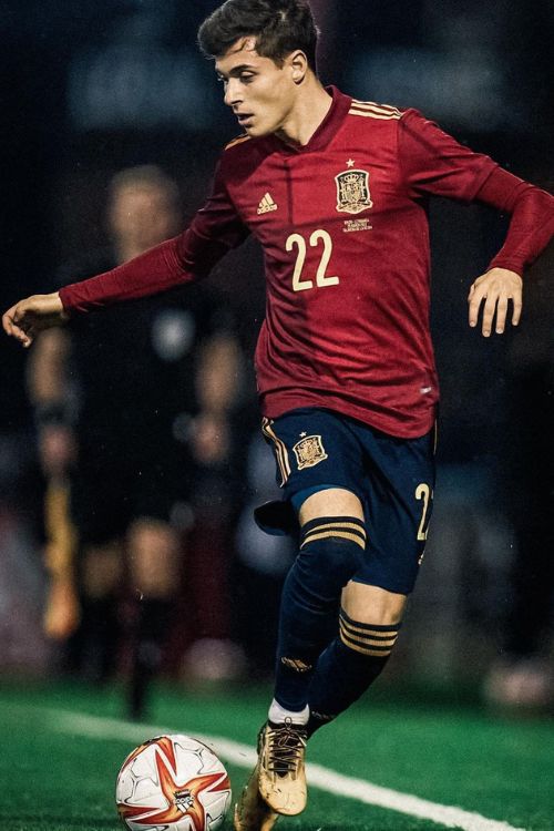 Rodrigo Riquelme Showing Off His Skills In An International Match