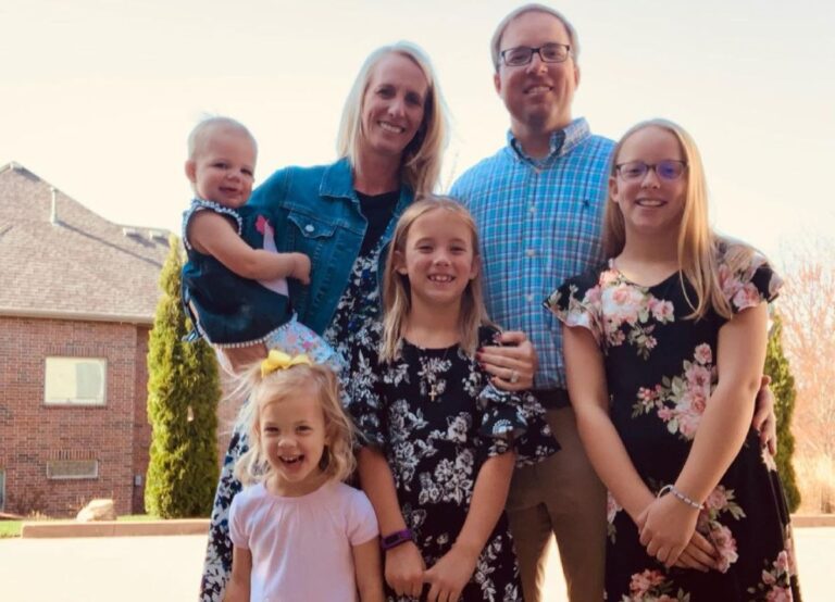 Eliah Drinkwitz Pictured With His Family Including Wife Lindsey And His Four Daughters In 2021