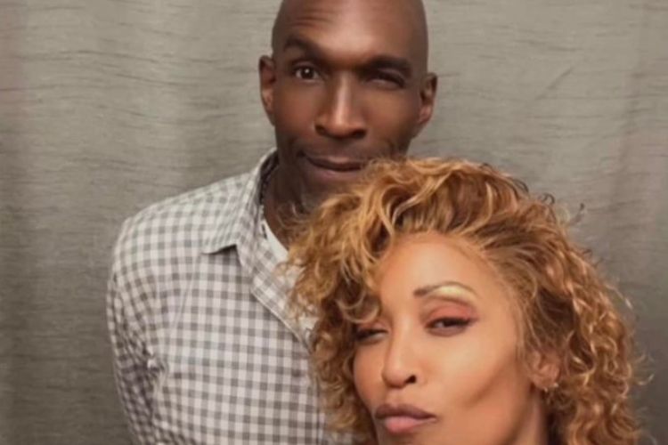 Joe Smith Pictured With His Wife Kisha Chavis In A Selfie Clicked By Her 