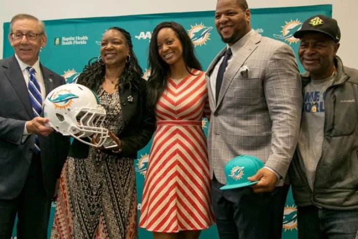 Ndamukong Suh Pictured With His Parents And Sister