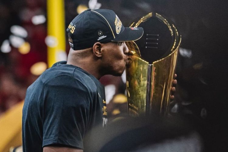 Zamir White Kisses The CFP National Championship Trophy With The Bulldogs Taking The Win Over Alabama 