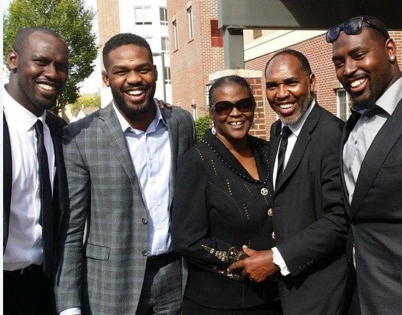 Jon Jones With His Parents And Siblings