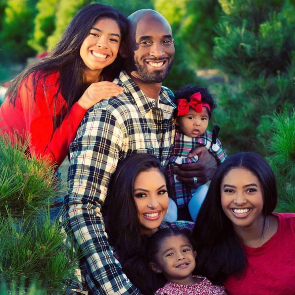 Vanessa Bryant And Kobe Bryant With their Daughters