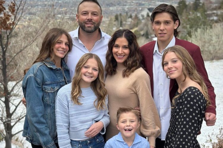 Anna Frey Pictured With Her Family, Including Parents, Tanner And Jennie Frey, And Four Siblings