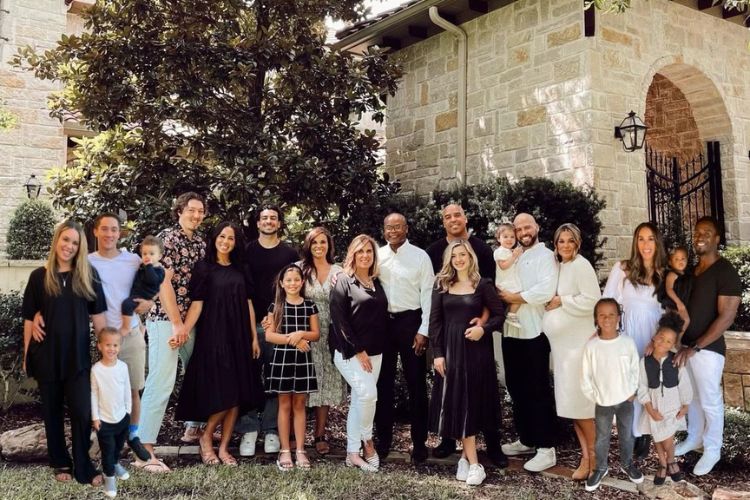 Kim Singletary Edited A Family Picture With Her Sons And Five Daughters PresentFrom L To R: Brooke (With Husband), Becky (With Cordon Moog), John, Kristen (With Daughter), Kim And Mike, Matt (With Hayley), Jaclyn (With Seth Gibson), And Jill (With Husband)