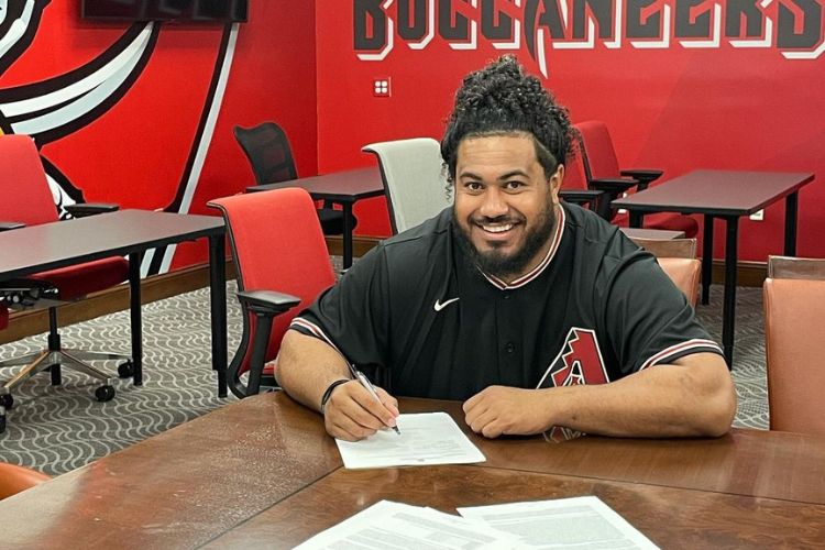 Vea Extended His Contact With The Bucs In 2022 And Agreed For A Restructure In 2023