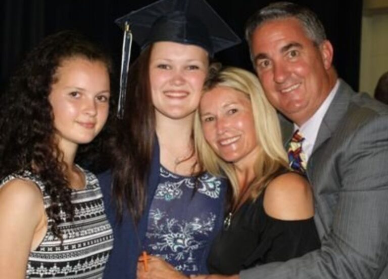 Kelly Middaugh With Her Parents And Sister