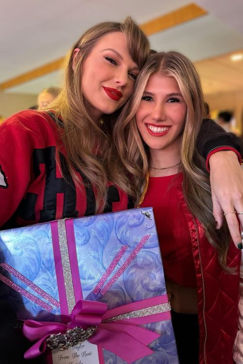 Ava Handing Taylor Swift A Gift Went Quickly Viral On The Internet In December 