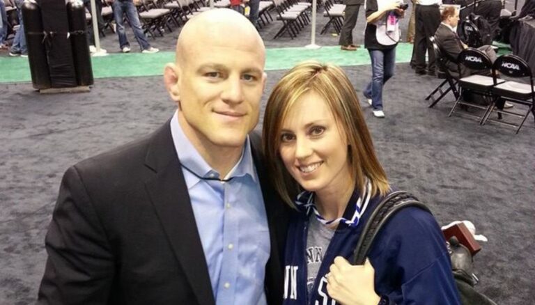 Kelly Sanderson Pictured With Her Husband Cael Sanderson In 2014