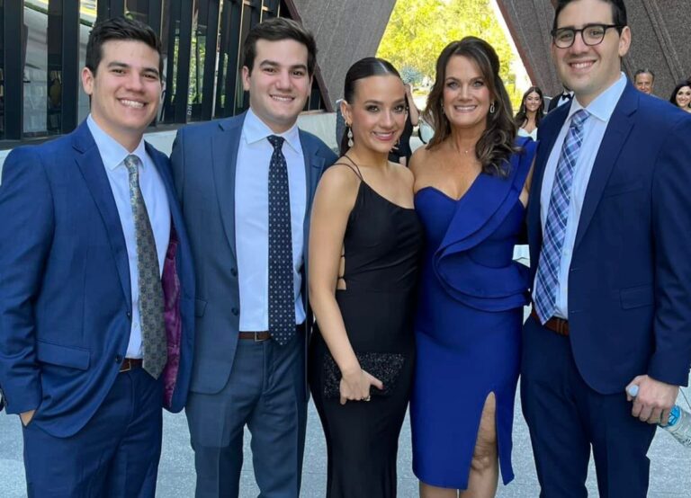 Jake Marsh Pictured With His Mom, Suzy, And His Three Siblings