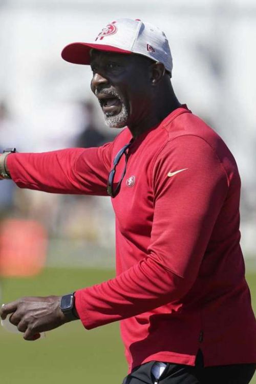 The Linebackers Coach Johnny Holland Seen Coaching His 49ers Team 
