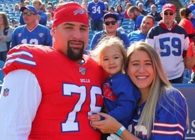 Jon Feliciano Pictured With His Wife Shannon And Their Daughter Shawn During His Time With The Bills