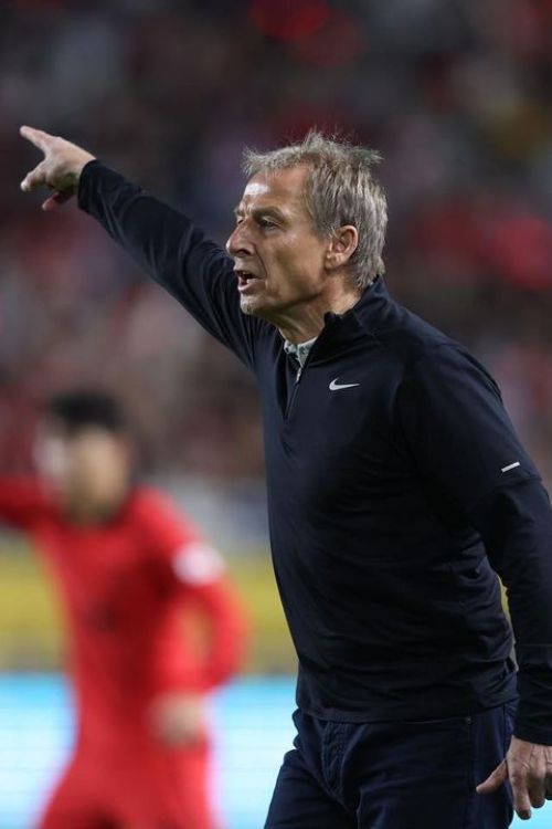 Klinsmann Pictured Giving His Players Instruction During The Asian Cup Tournament