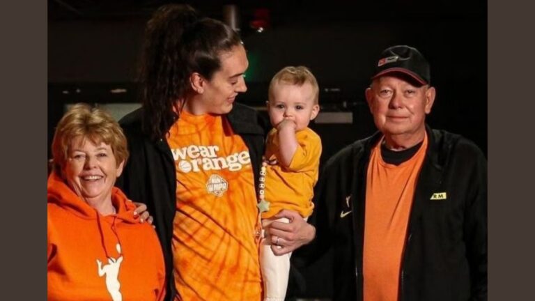 Breanna Stewart with her parents and a child