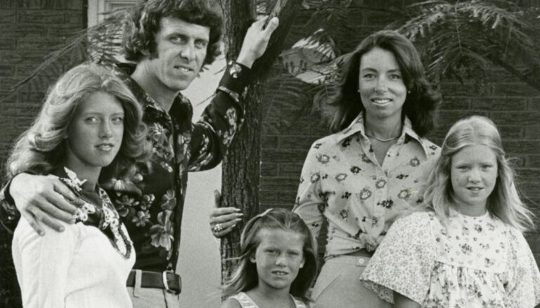 Bill Parcells and His Former Wife, Judy Goss, And Daughters (From L To R) Suzy, Jill, And Dallas Parcells At Their Home In Texas