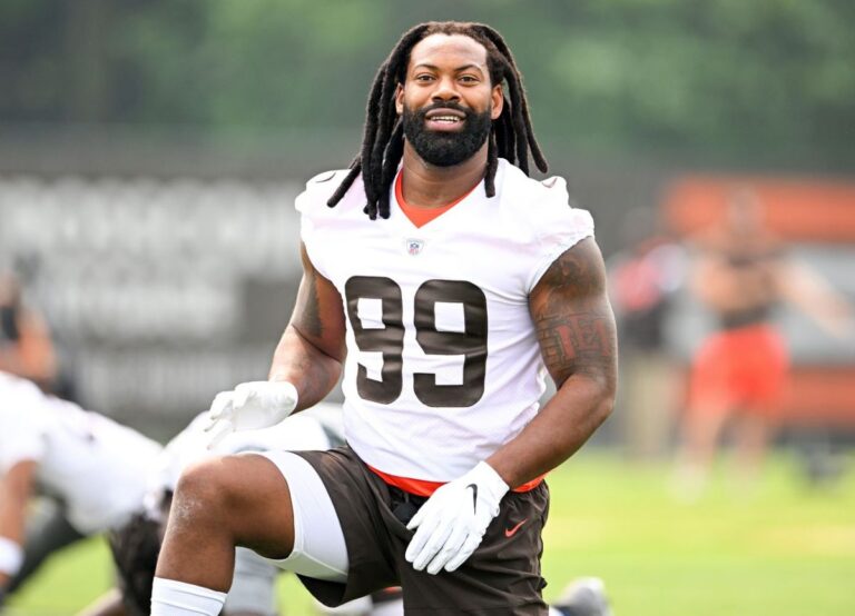 Detroit Lions Benefit from DE Za'Darius Smith's Contract and Trade Flexibility