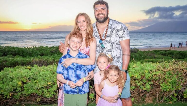 Steelers Defensive Tackle Cameron Heyward With His Wife Allie Heyward And Their Three Kids