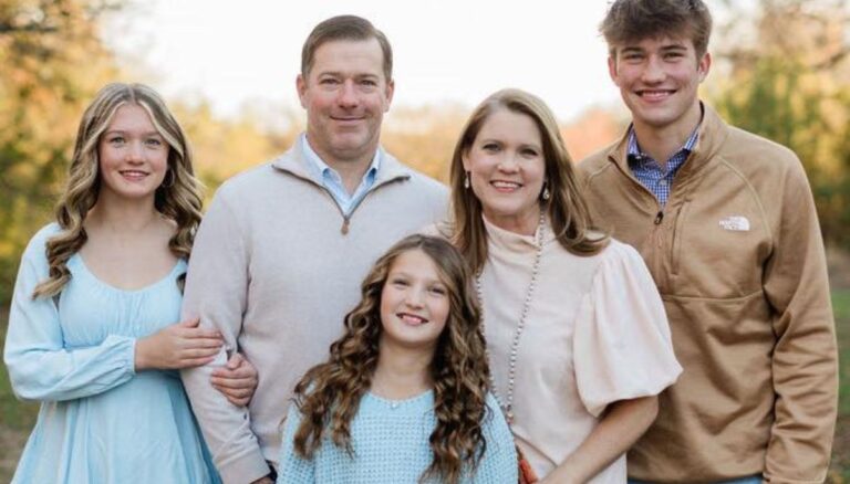 Jackson Hays with his parents Jared and Crystal and two sisters Lila and Cami