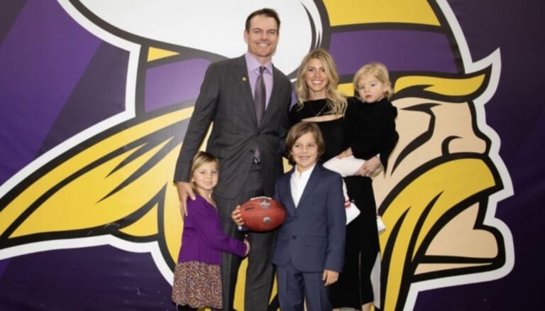 Kevin O’Connell with his wife Leah O’Connell and their children at a Minnesota Vikings event