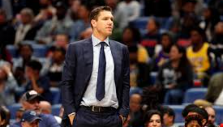 Luke Walton is alive; recent viral rumors of his death after a “sudden stroke” are false, and he continues to contribute to basketball as a mentor and coach.